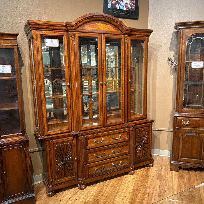 DW Hutch W/ 2 Glass Shelves (LCH)