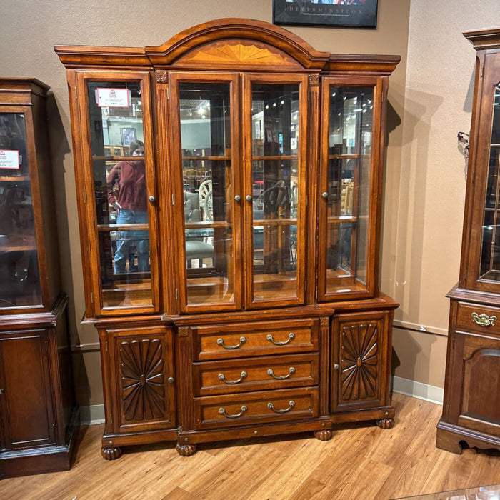 DW Hutch W/ 2 Glass Shelves (LCH)